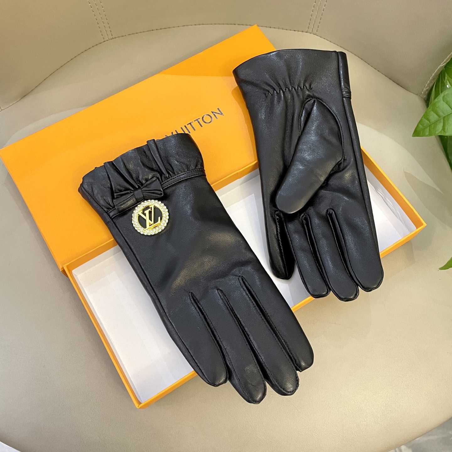 Louis Vuitton Gloves - DesignerGu