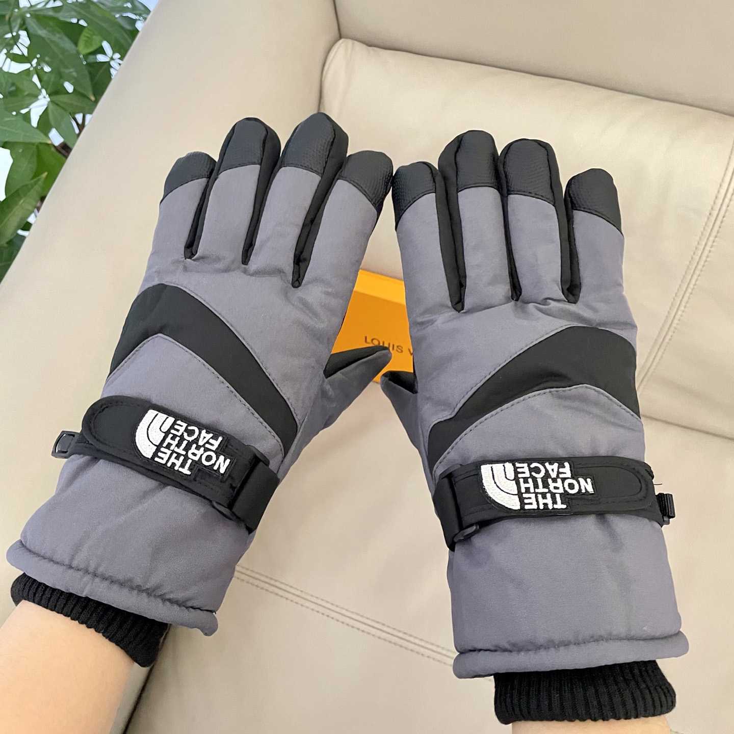 The North Face Men's Gloves - DesignerGu