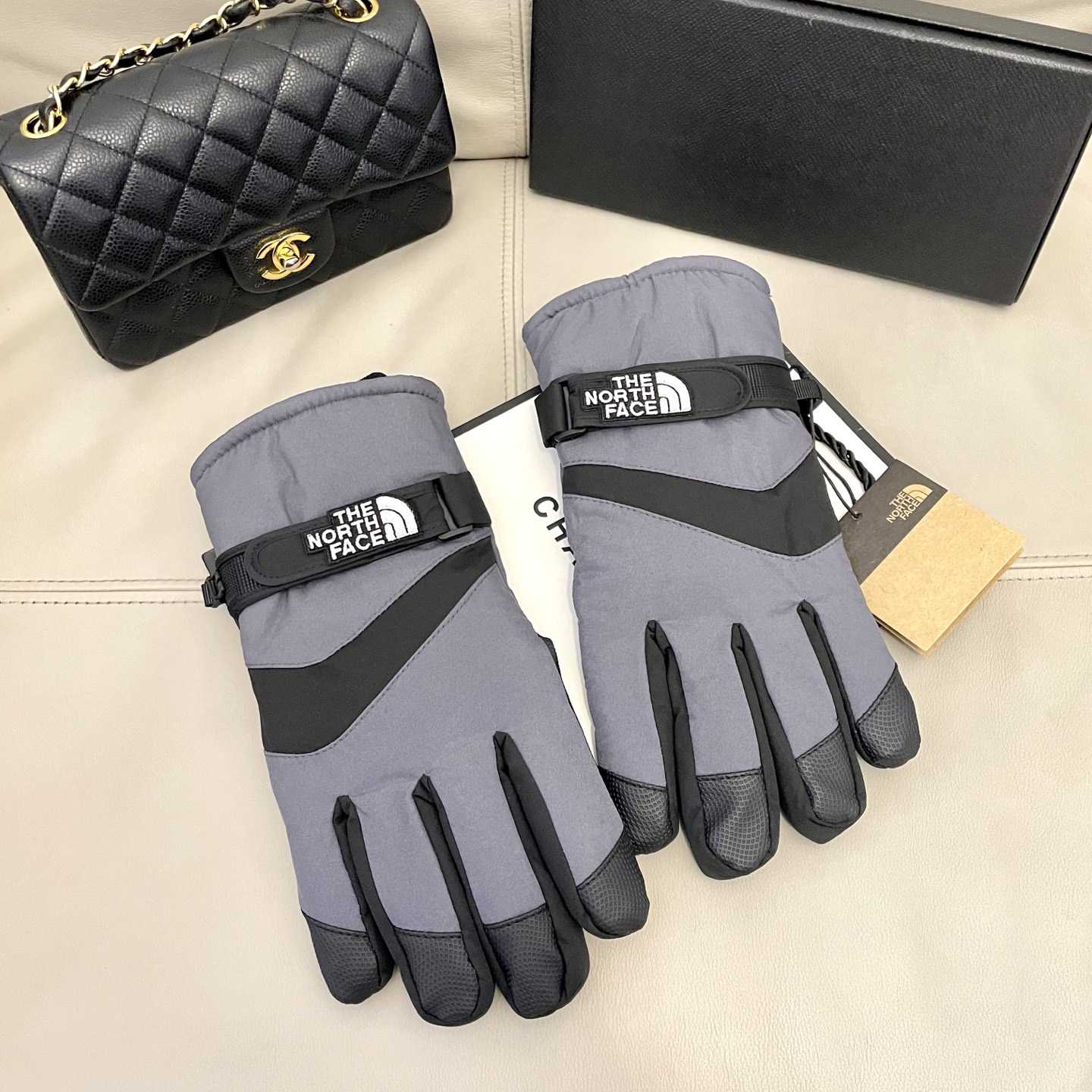 The North Face Men's Gloves - DesignerGu