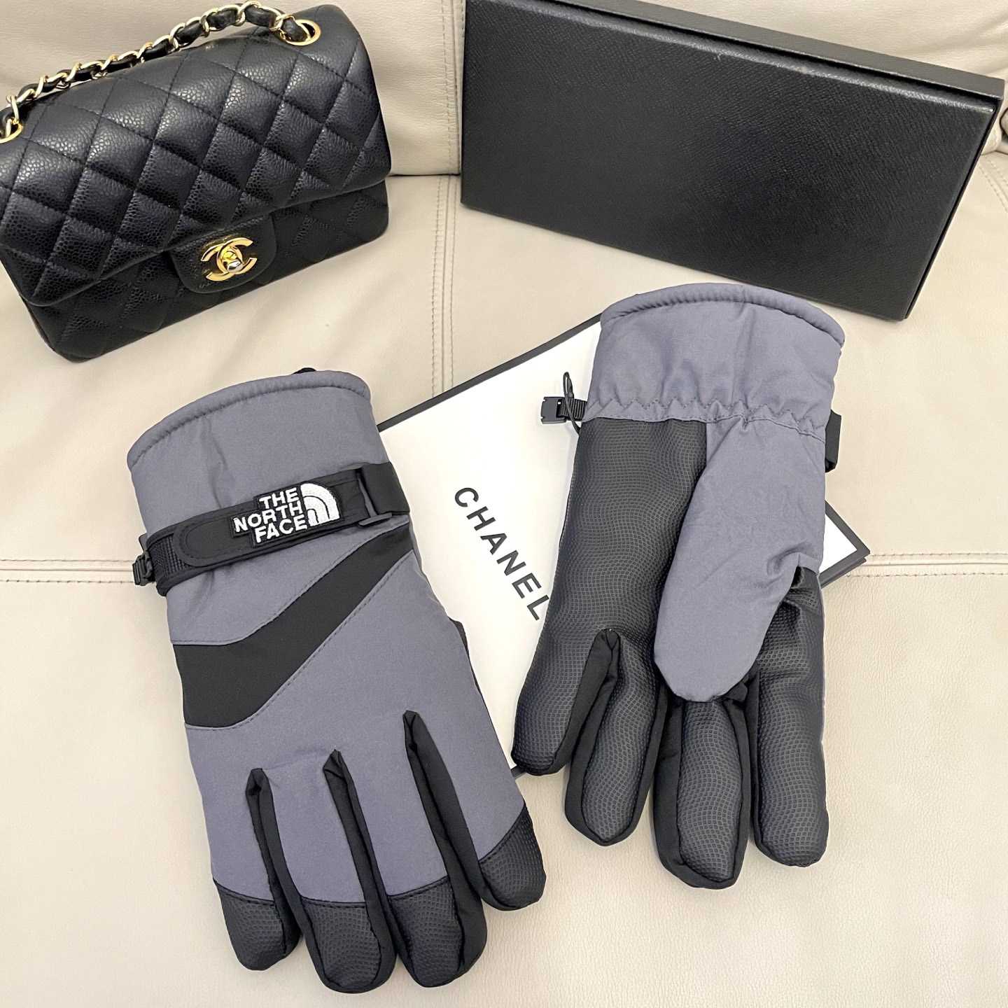 The North Face Men's Gloves - DesignerGu