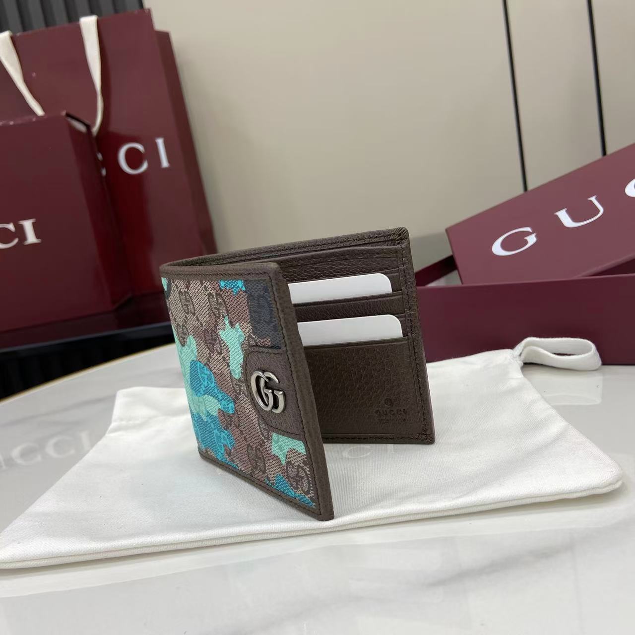 Gucci GG Bi-fold Wallet - DesignerGu