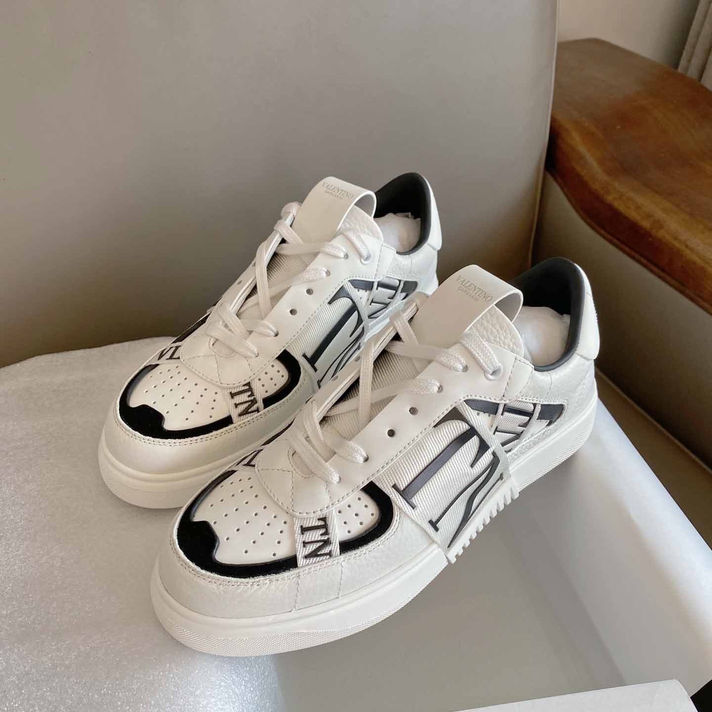 Valenti Low-Top Calfskin Vl7n Sneaker With Bands - DesignerGu