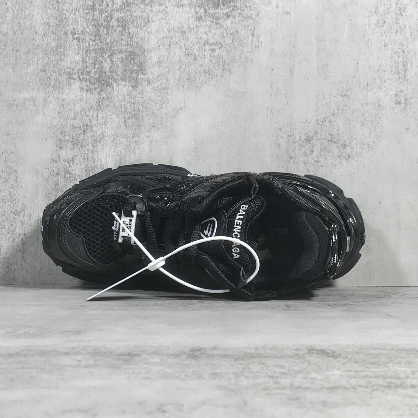 Balenciaga Runner Sneaker In Black - 