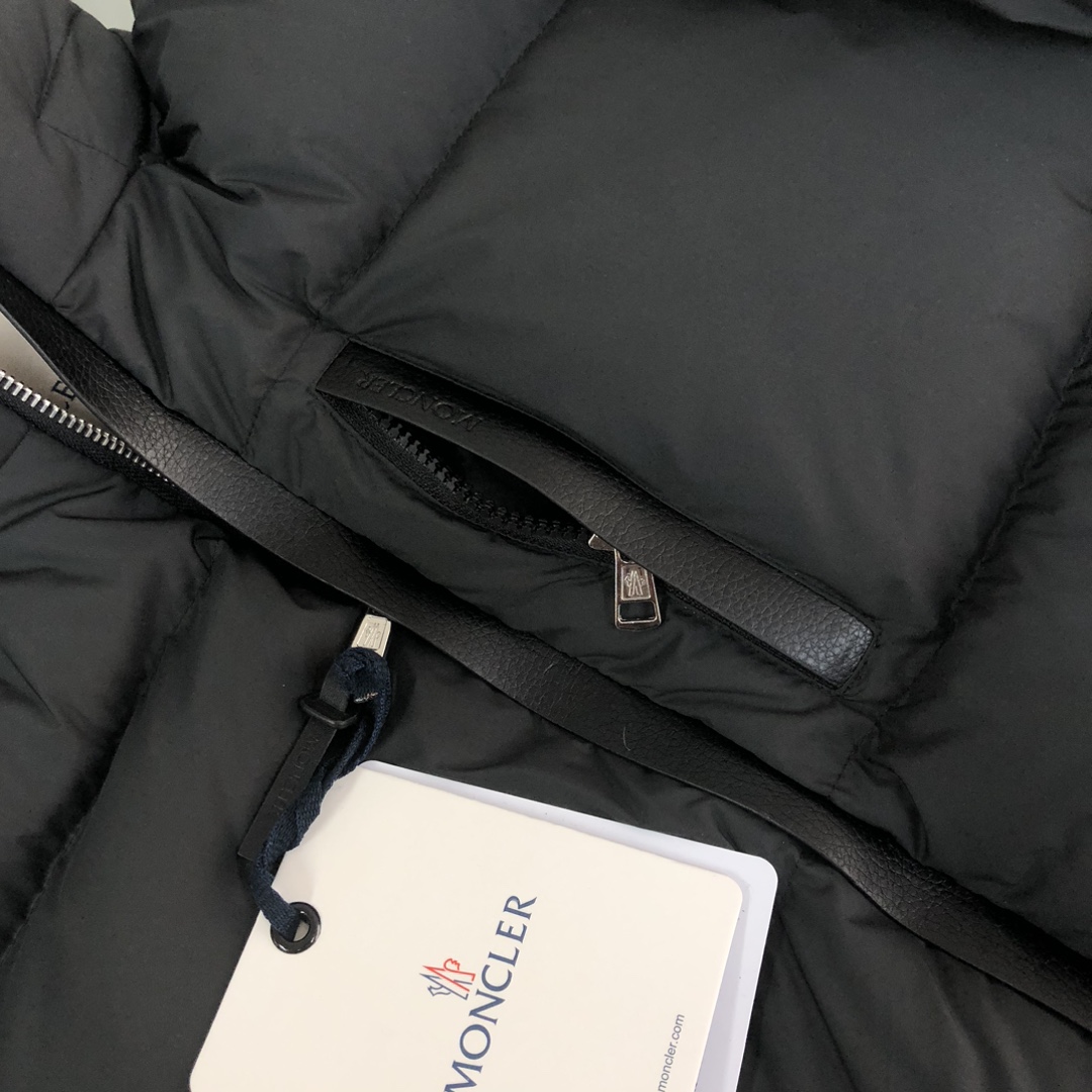 Moncler Besbre Short Down Jacket - 