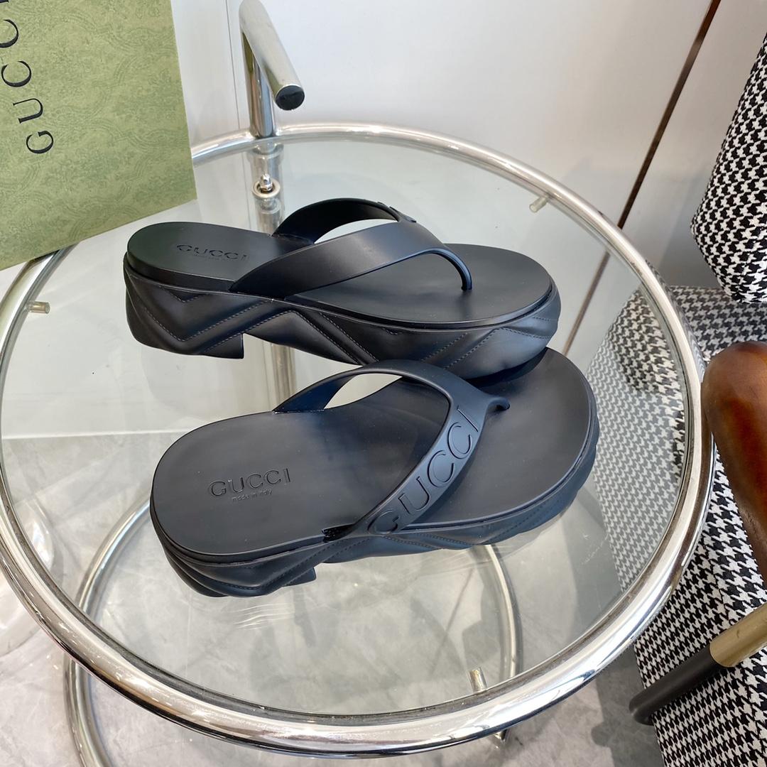 Gucci Rubber Thong Sandals - 