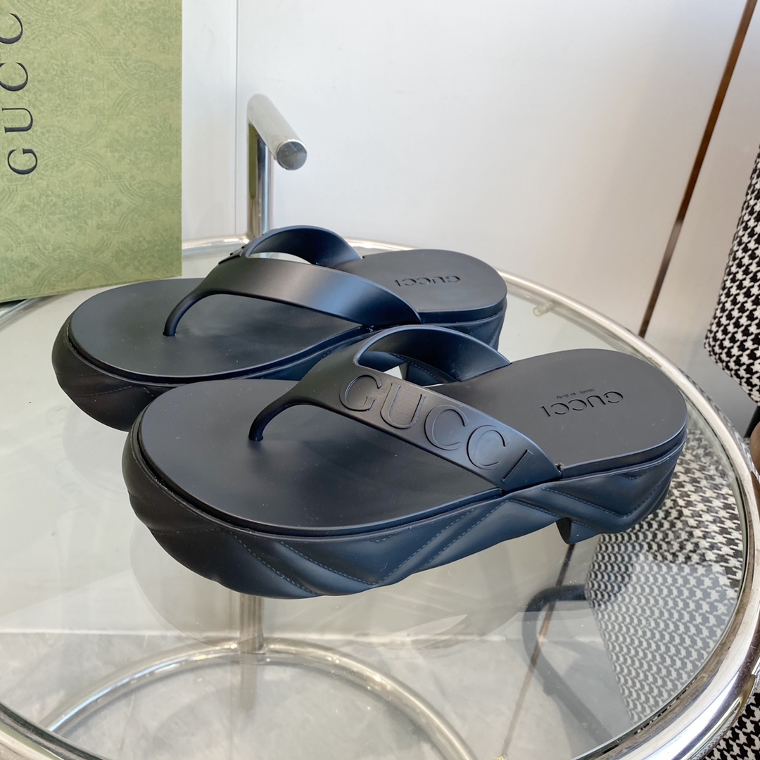 Gucci Rubber Thong Sandals - 