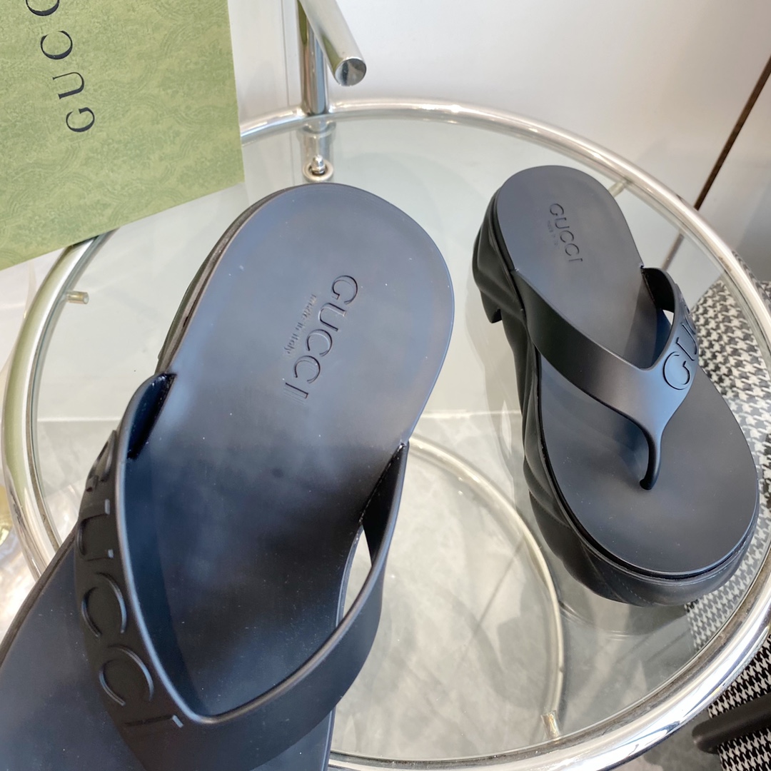Gucci Rubber Thong Sandals - 