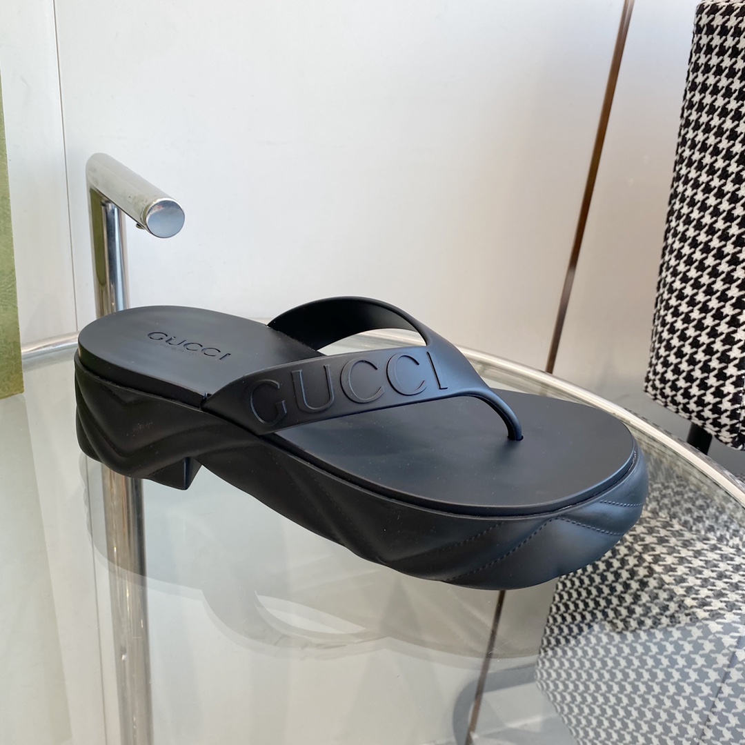 Gucci Rubber Thong Sandals - 