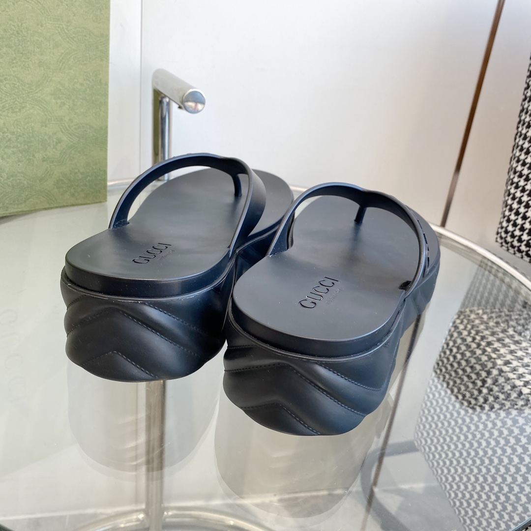 Gucci Rubber Thong Sandals - 