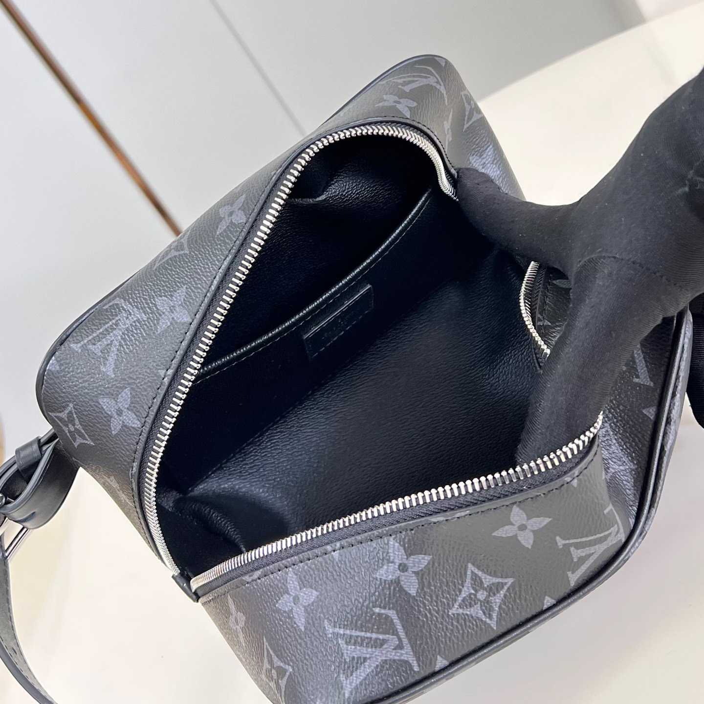Louis Vuitton Locker Dopp Kit   M83113 - 