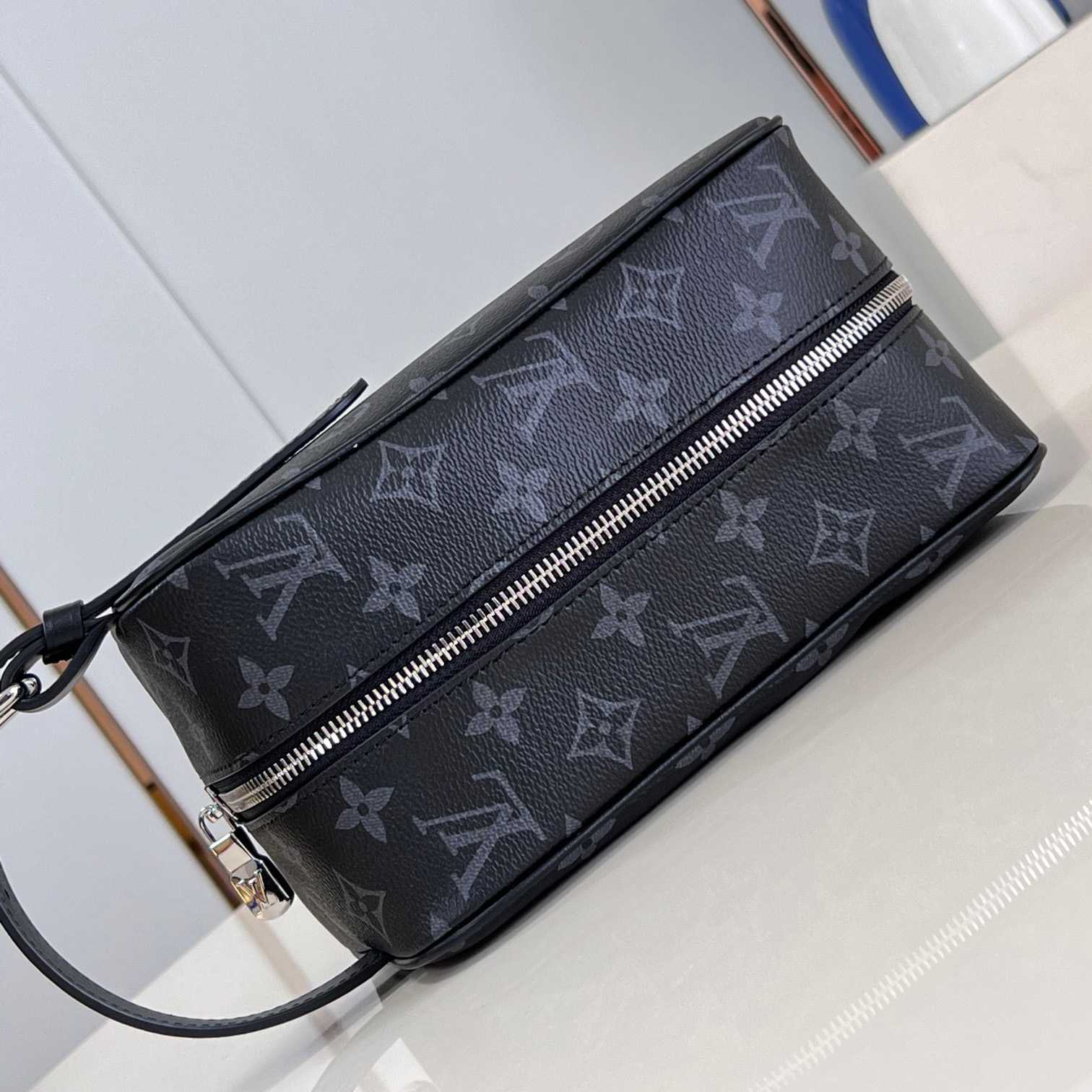 Louis Vuitton Locker Dopp Kit   M83113 - 
