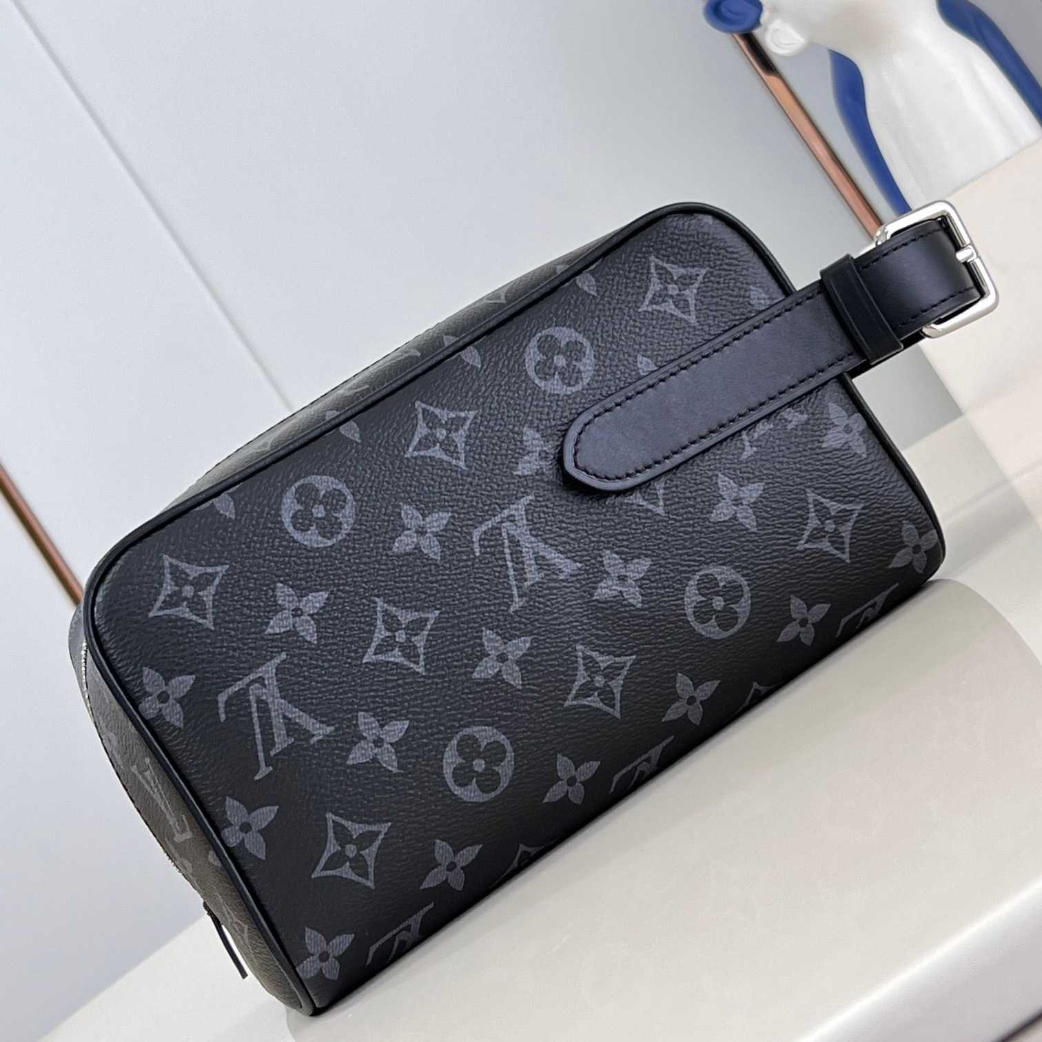 Louis Vuitton Locker Dopp Kit   M83113 - 