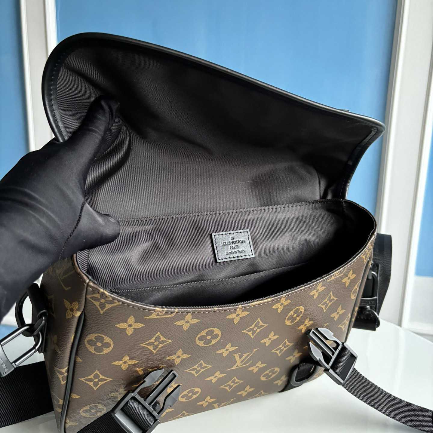 Louis Vuitton LV Trail Messenger          M46972 - 