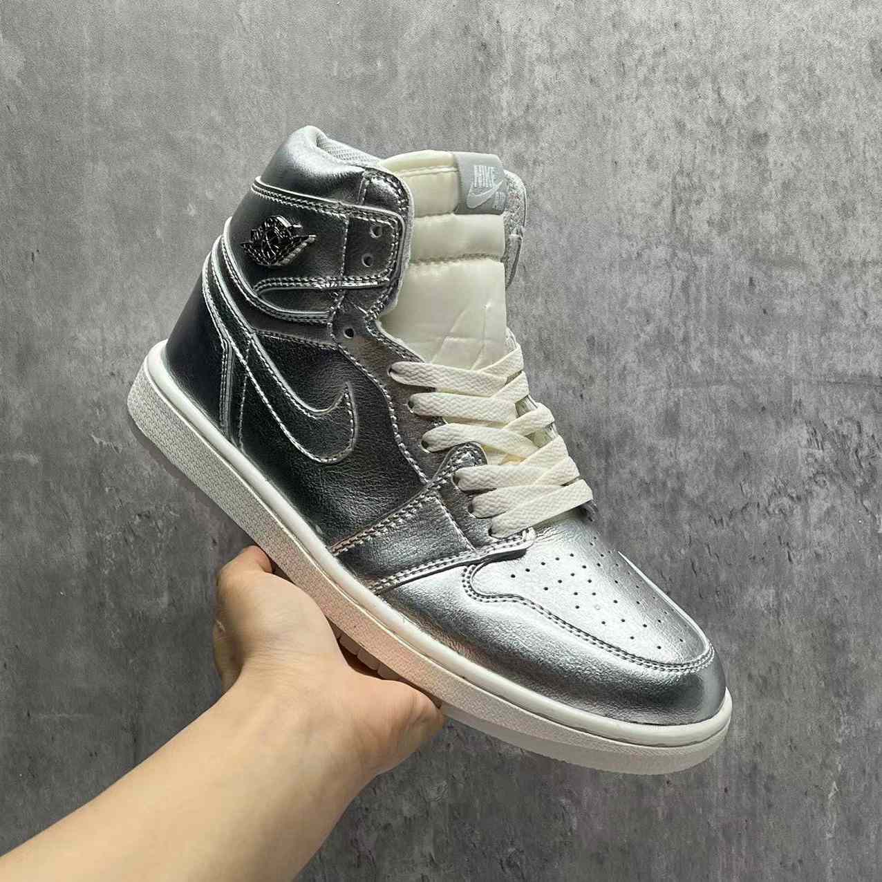 Jordan1 High OG“Chrome” Sneaker    FN7249-001 - 