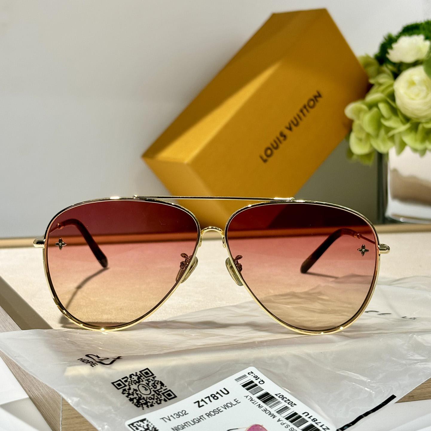 Louis Vuitton The LV Pilot Sunglasses   Z1621U - 