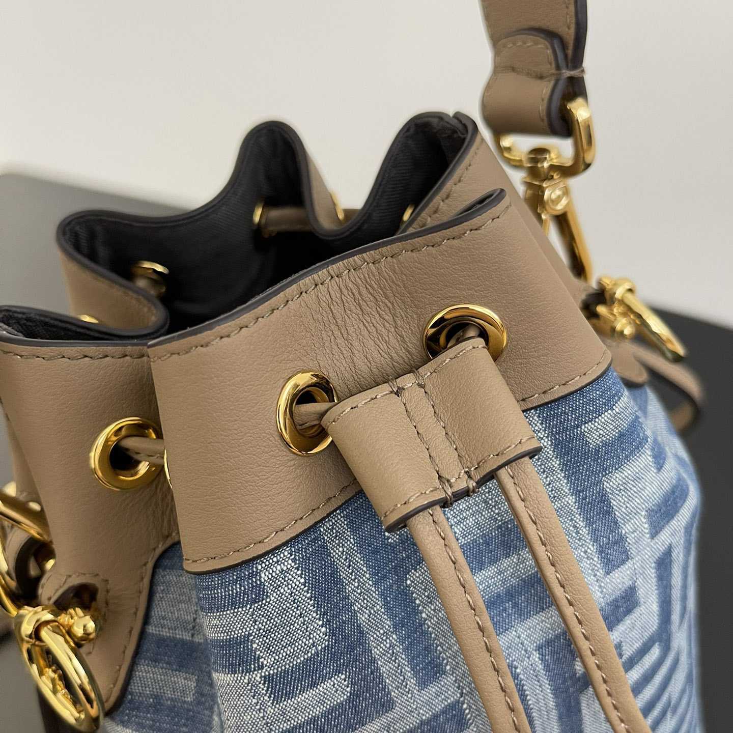 Fendi Mini Mon Tresor Bucket Bag (12x18x10cm) - 