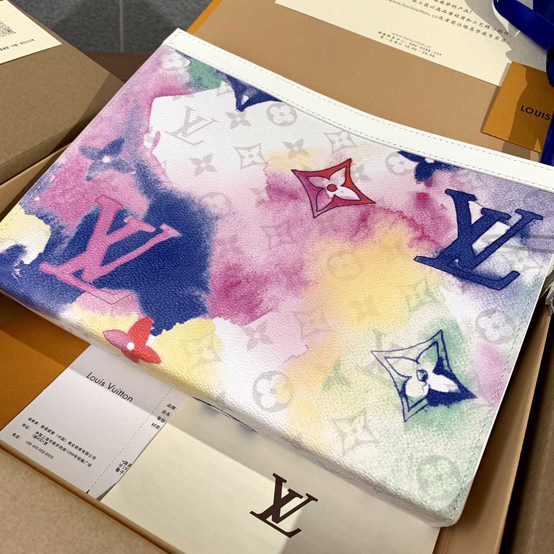 Louis Vuitton Pochette Voyage Monogram Watercolor  26x20x5cm - 