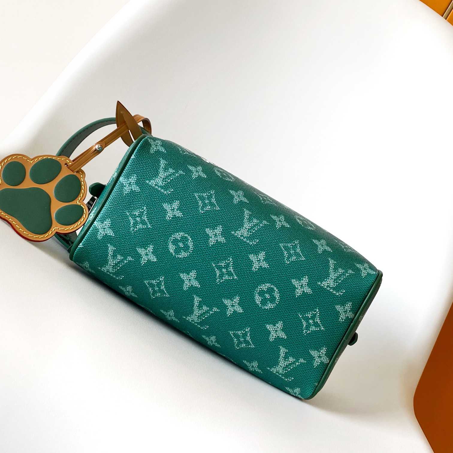 Louis Vuitton Locker Dopp Kit    M12688 - 