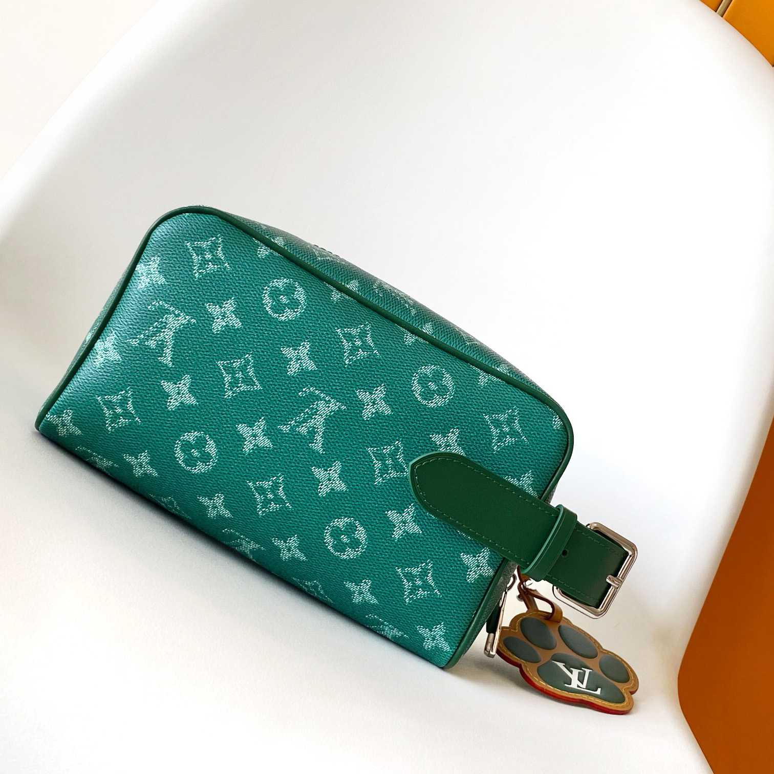Louis Vuitton Locker Dopp Kit    M12688 - 