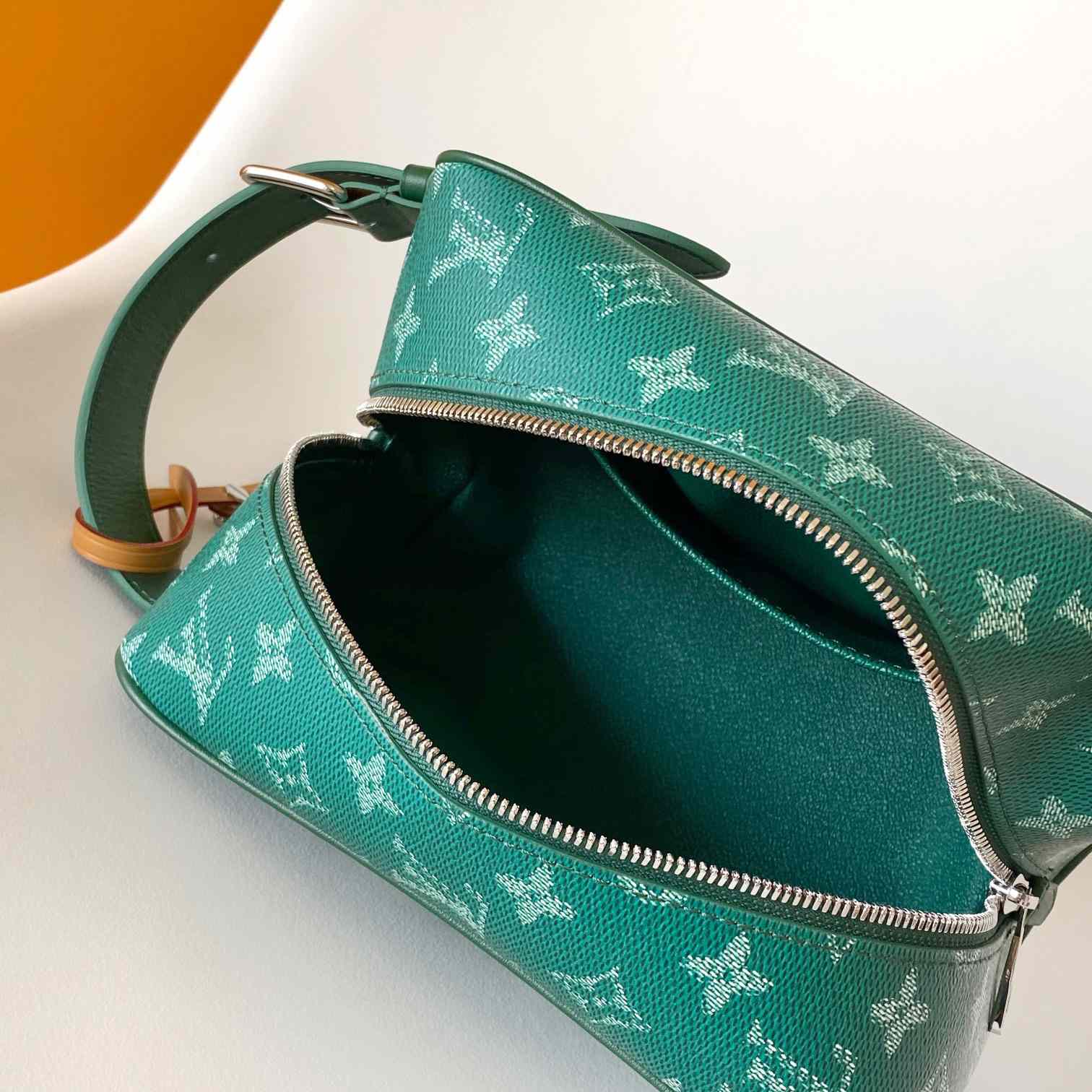 Louis Vuitton Locker Dopp Kit    M12688 - 