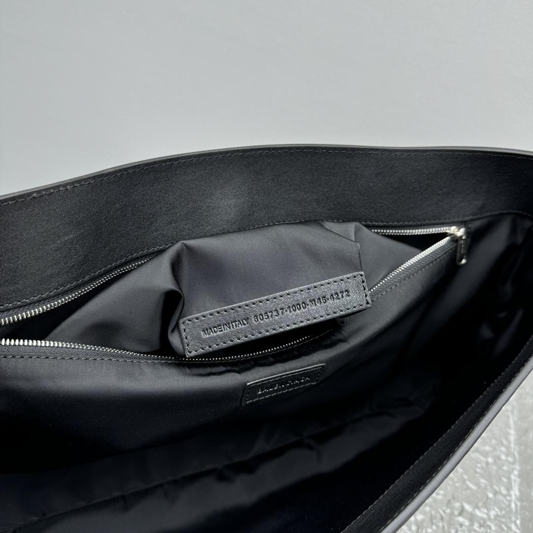 Balenciaga Grungy Medium Messenger Bag In Black - 