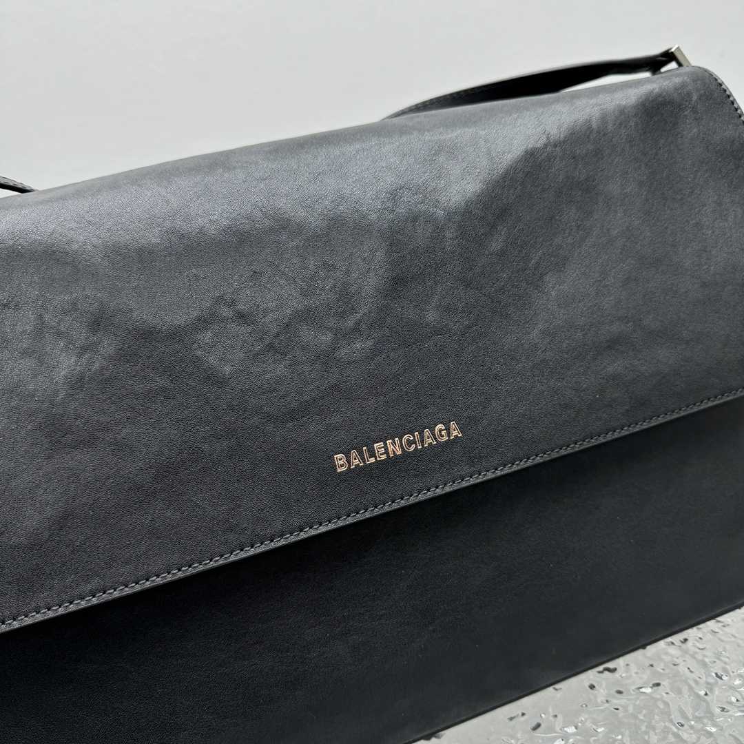 Balenciaga Grungy Medium Messenger Bag In Black - 