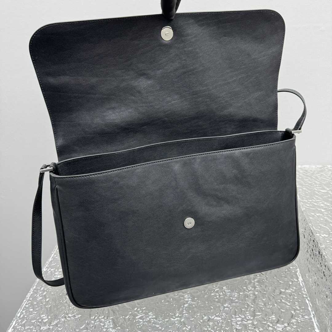 Balenciaga Grungy Medium Messenger Bag In Black - 