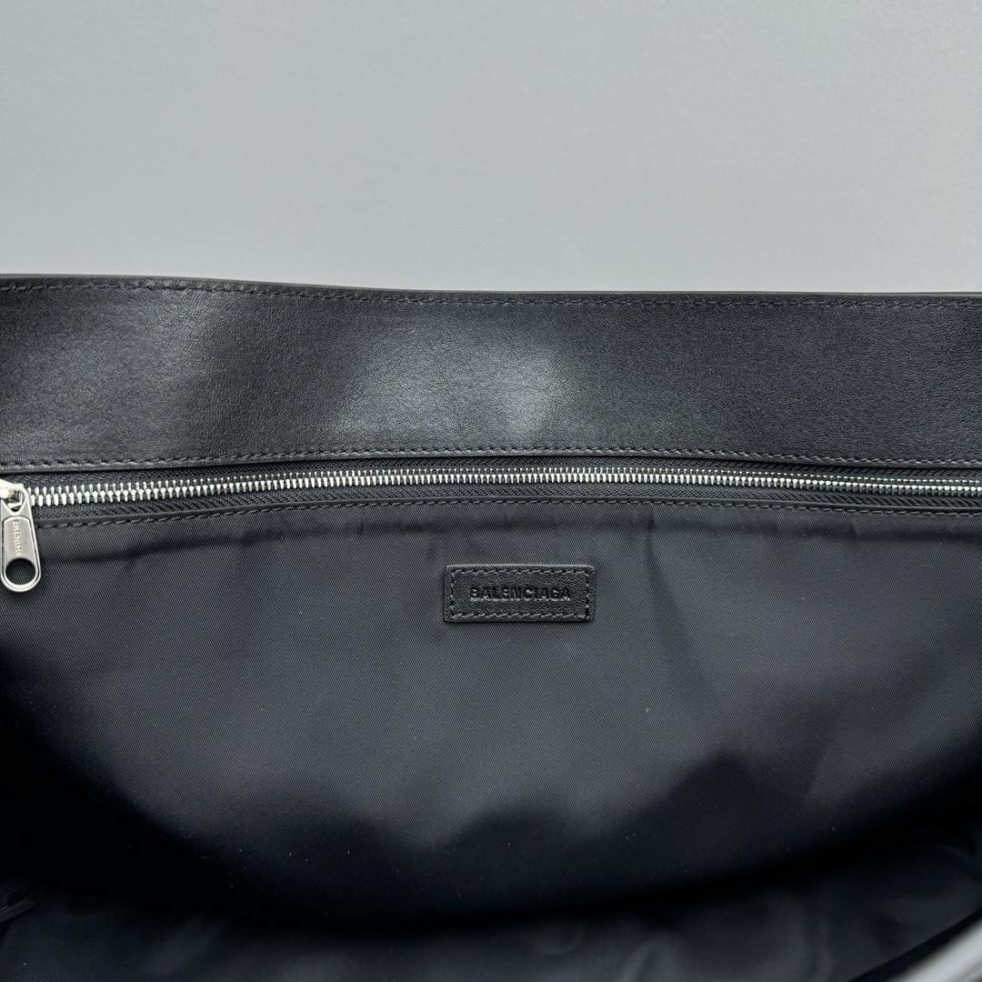 Balenciaga Grungy Medium Messenger Bag In Black - 