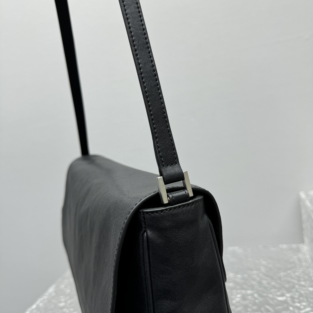 Balenciaga Grungy Medium Messenger Bag In Black - 