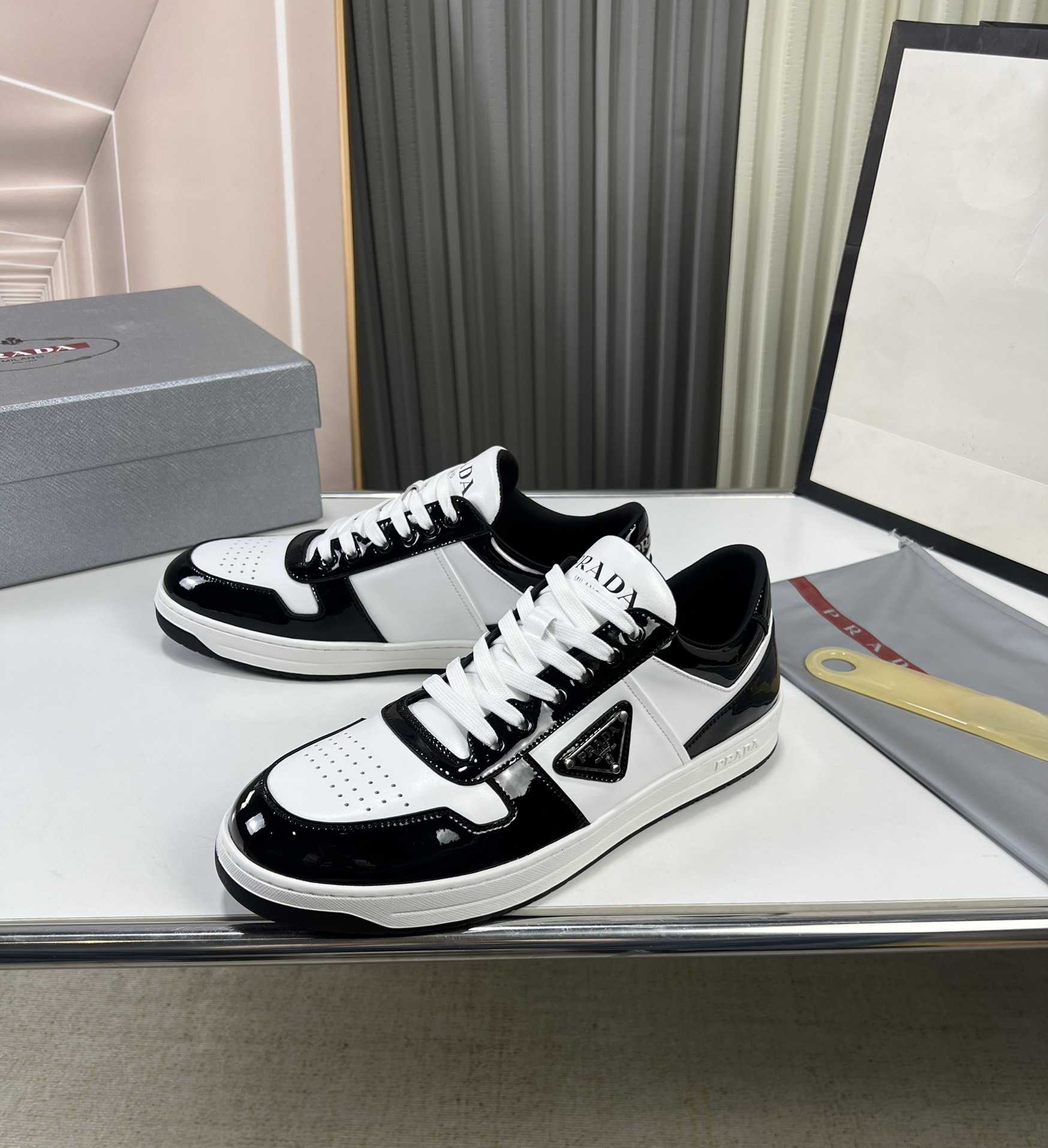 Prada Downtown triangle-logo Sneakers - 