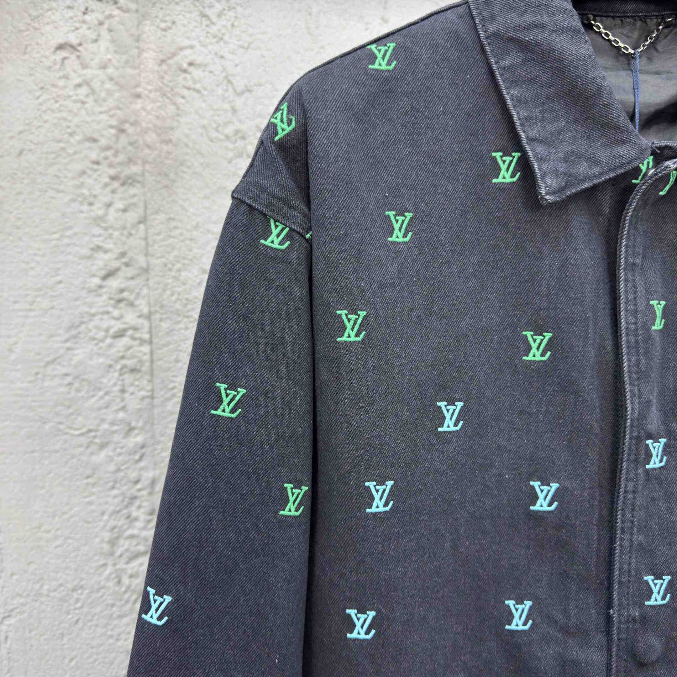 Louis Vuitton LV Blason Gradient Embroidered Denim Coach Jacket   1AGTEB - DesignerGu