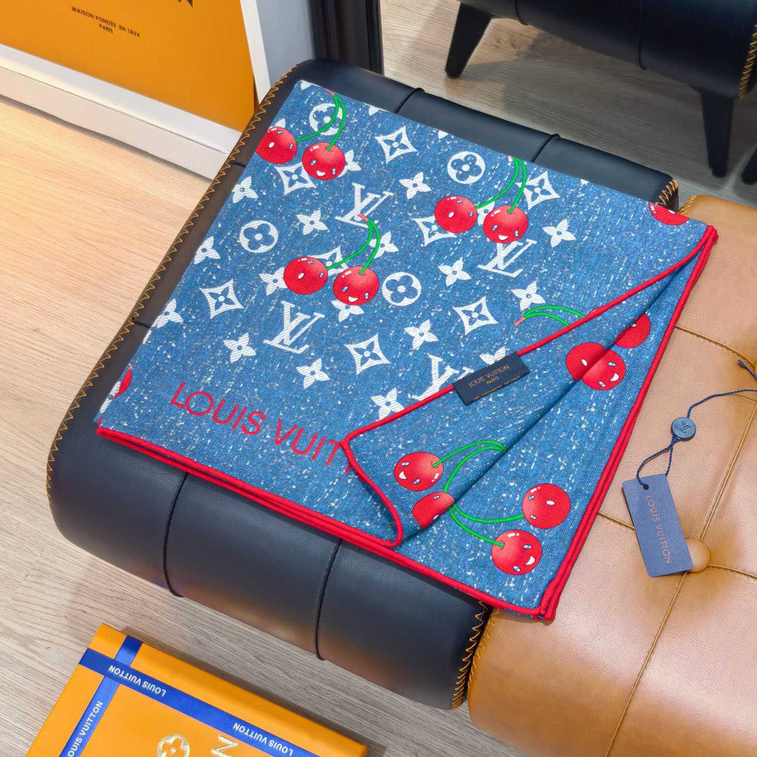 Louis Vuitton LV x TM Monogram Shawl   140*140cm - DesignerGu
