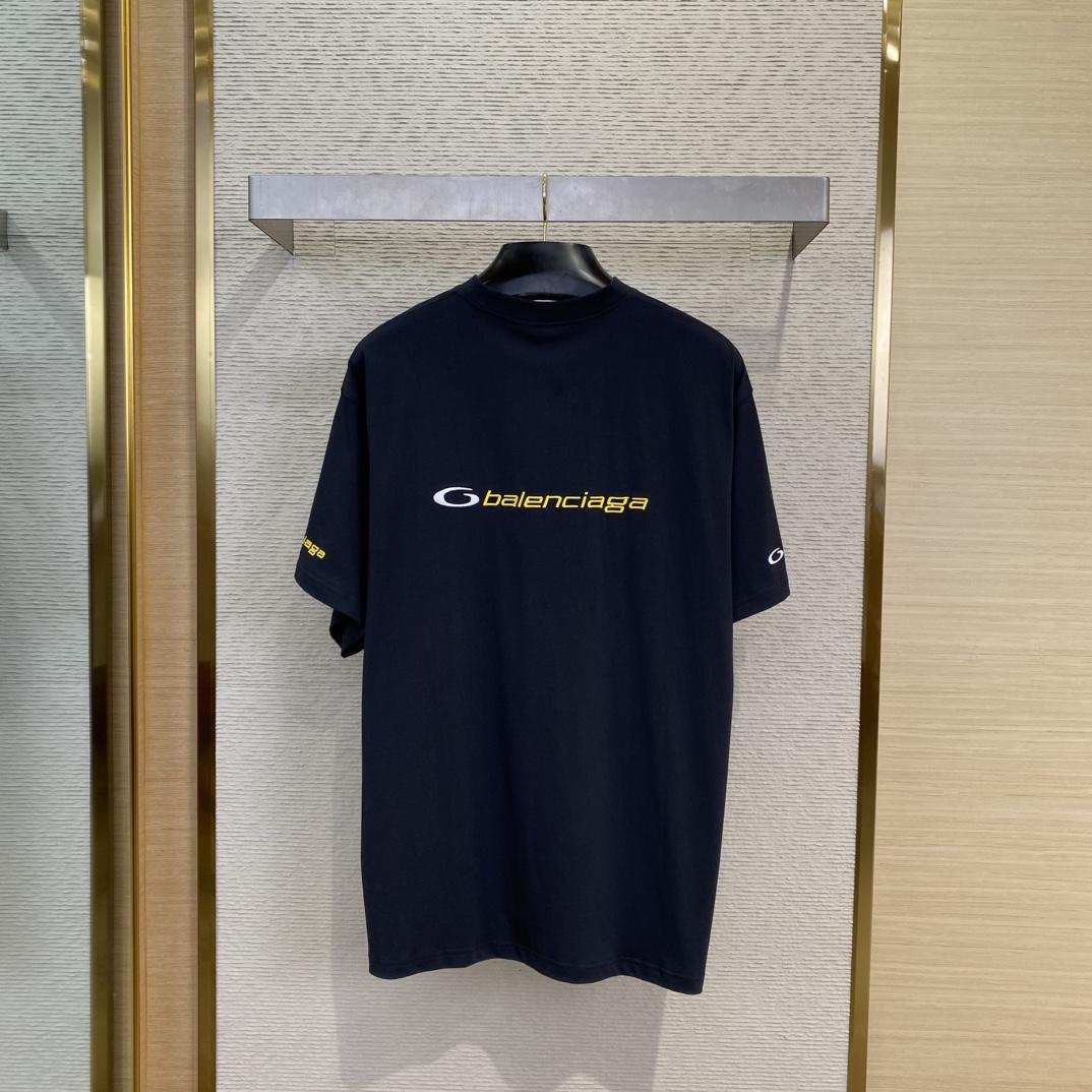 Balenciaga T-shirt Medium Fit - DesignerGu