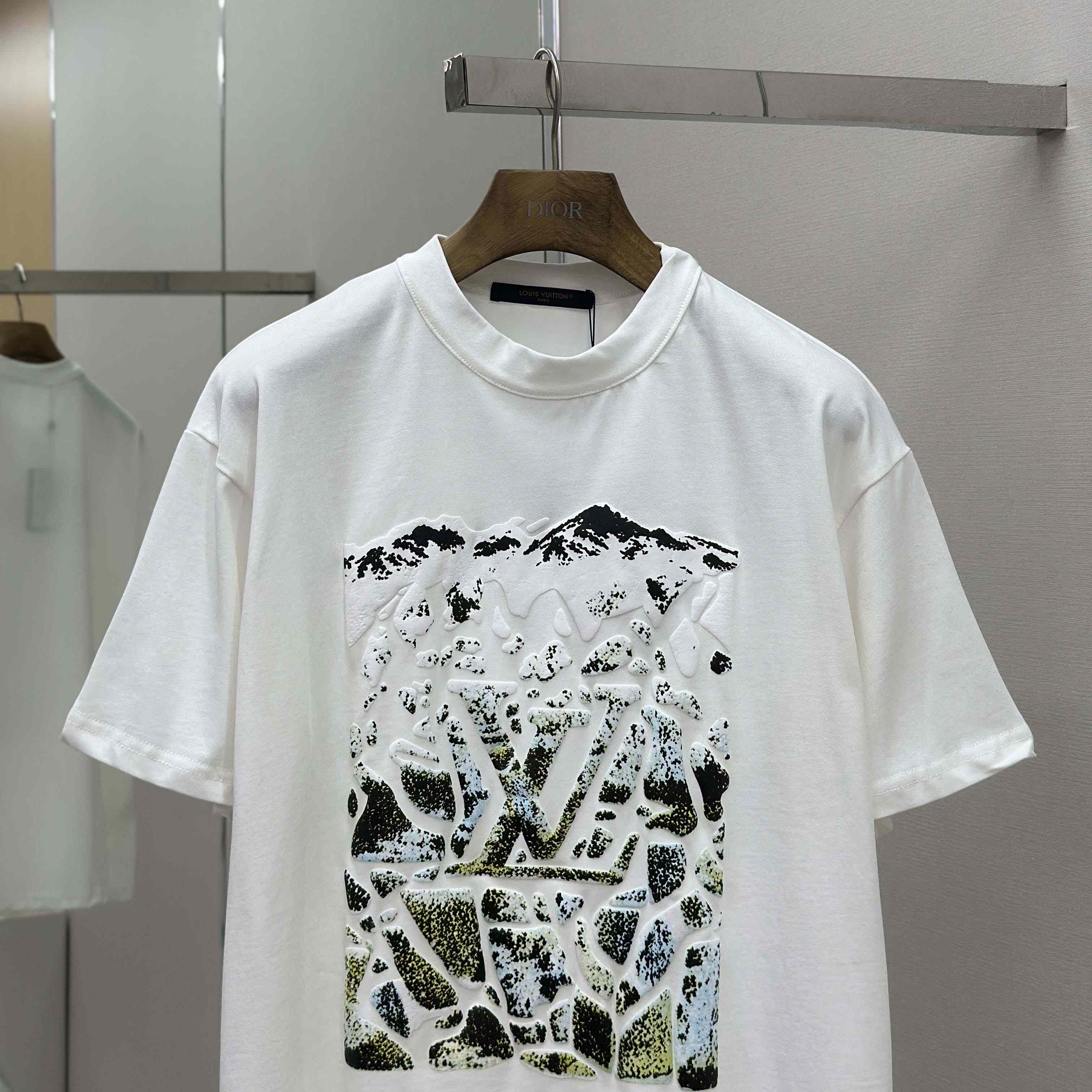 Louis Vuitton Monogram Short-Sleeved Crewneck   1AIJZT - DesignerGu