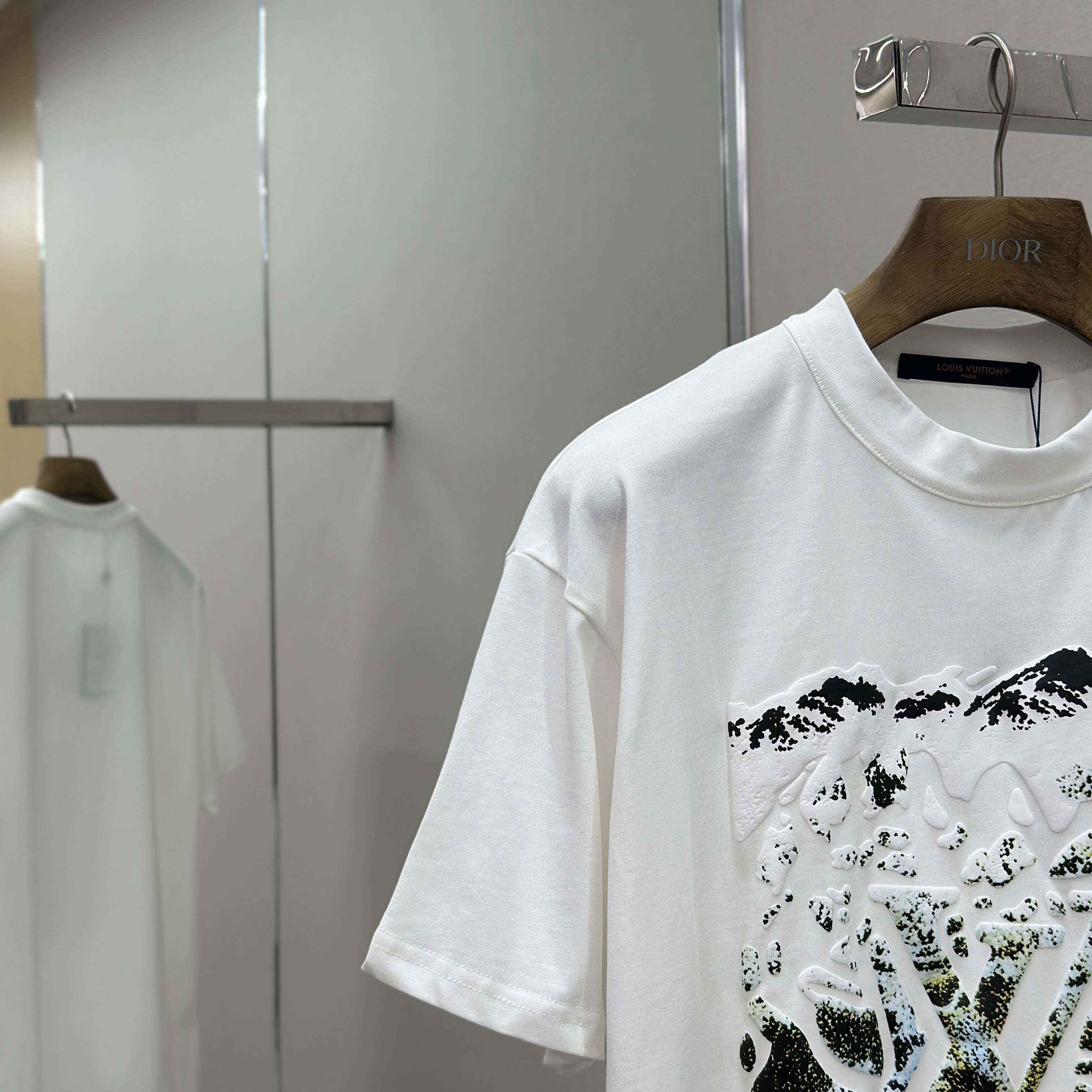 Louis Vuitton Monogram Short-Sleeved Crewneck   1AIJZT - DesignerGu