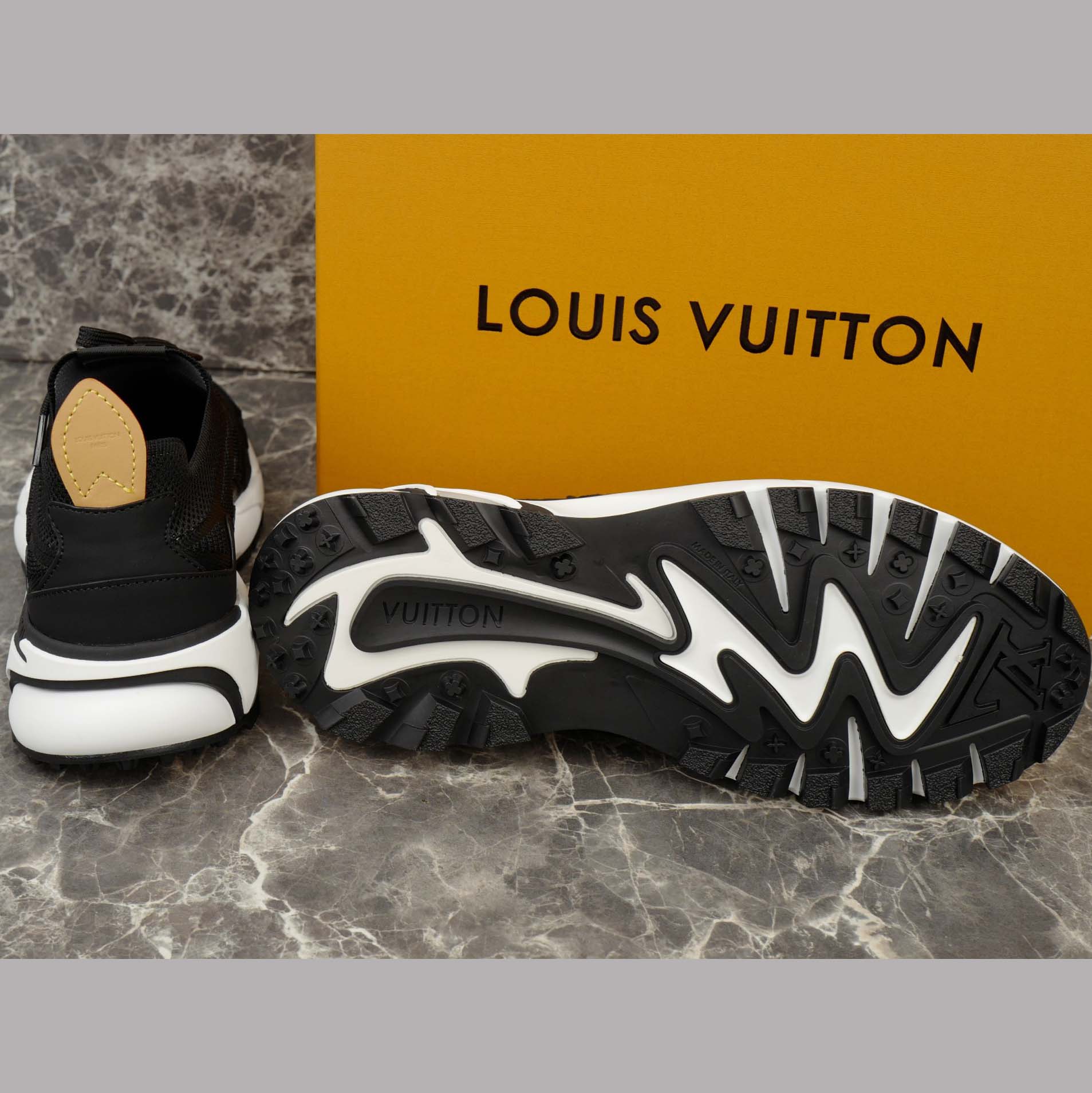 Louis Vuitton LV Runner Tatic Sneaker   1AILIU - DesignerGu