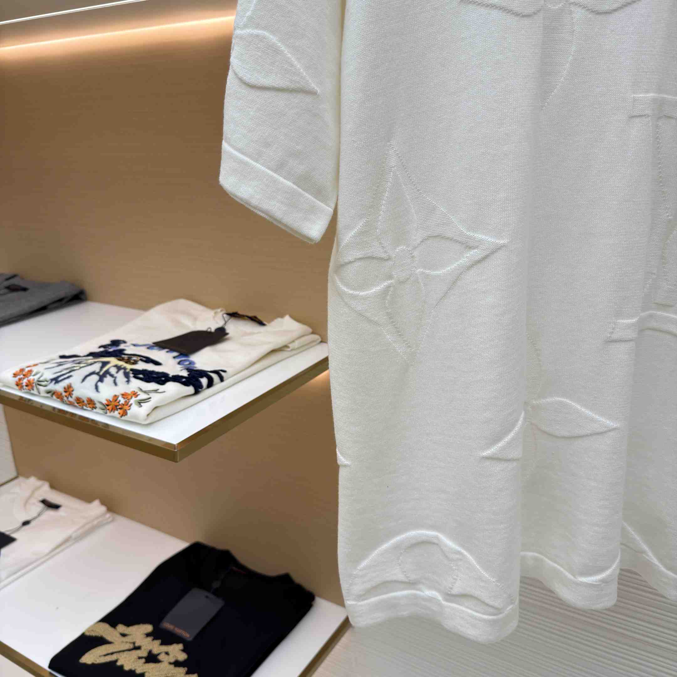 Louis Vuitton Monogram Short-Sleeved Cotton Crewneck   1AIWFR - DesignerGu