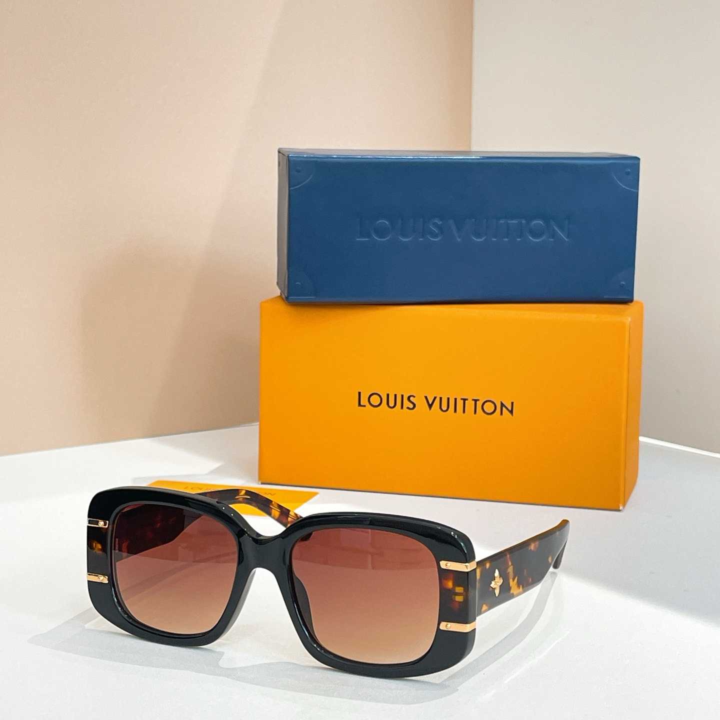 Louis Vuitton LV Estate Butterfly Sunglasses   Z2968W Louis Vuitton LV Estate Butterfly Sunglasses   Z2968W - DesignerGu