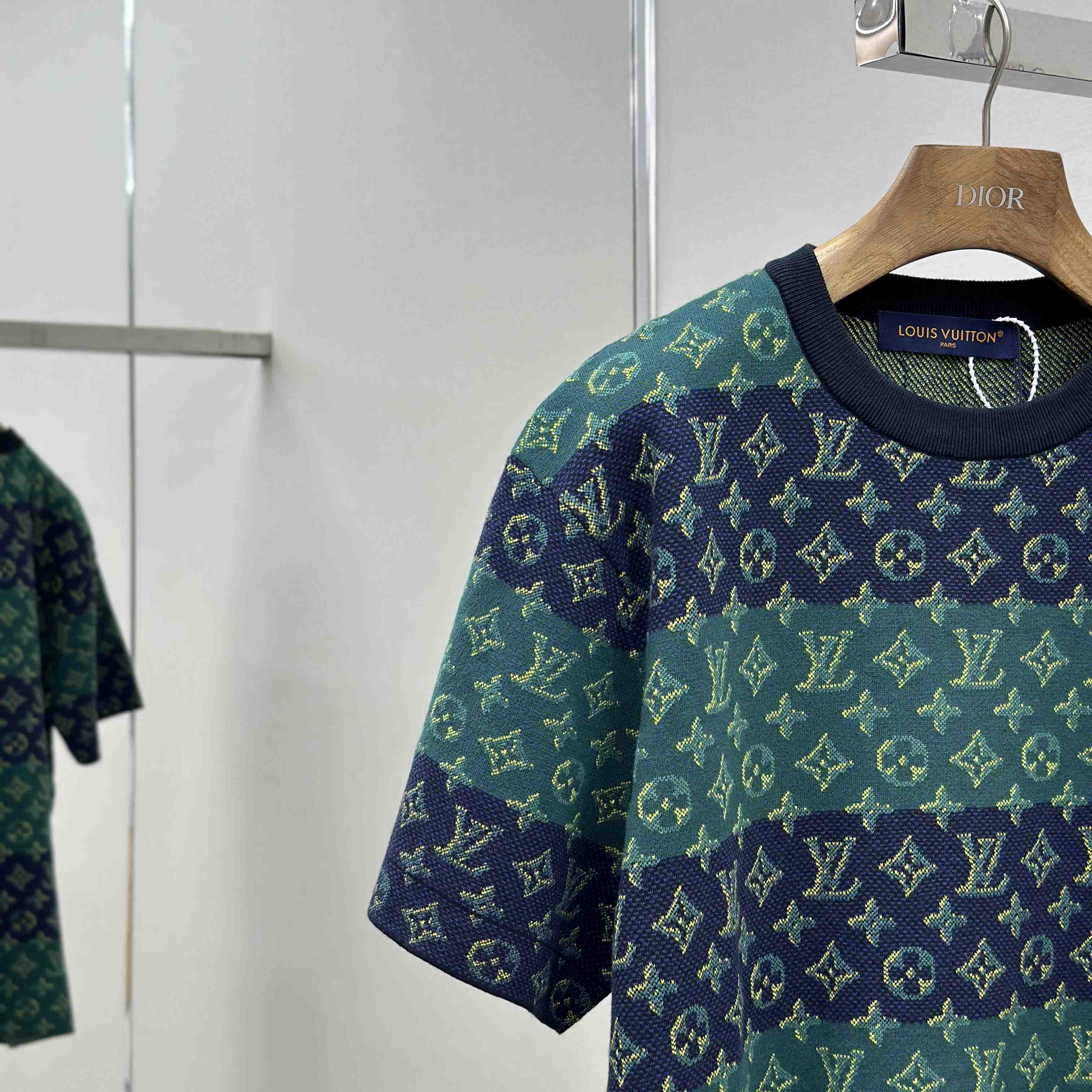 Louis Vuitton Monogram Short-Sleeved Crewneck   1AIJZT - DesignerGu