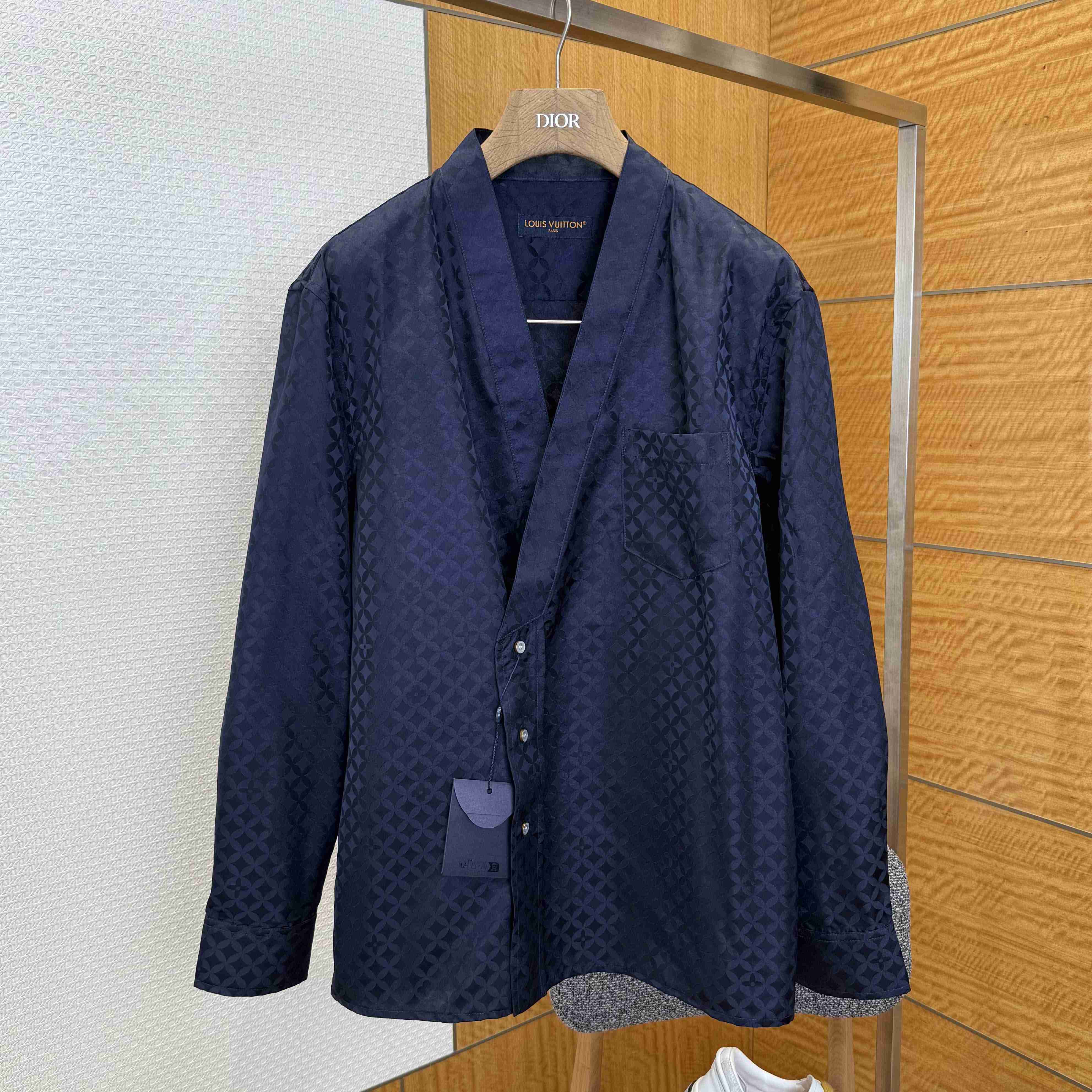 Louis Vuitton Graphic Jacquard Long-Sleeved Kimono Shirt   1AIMGI - DesignerGu
