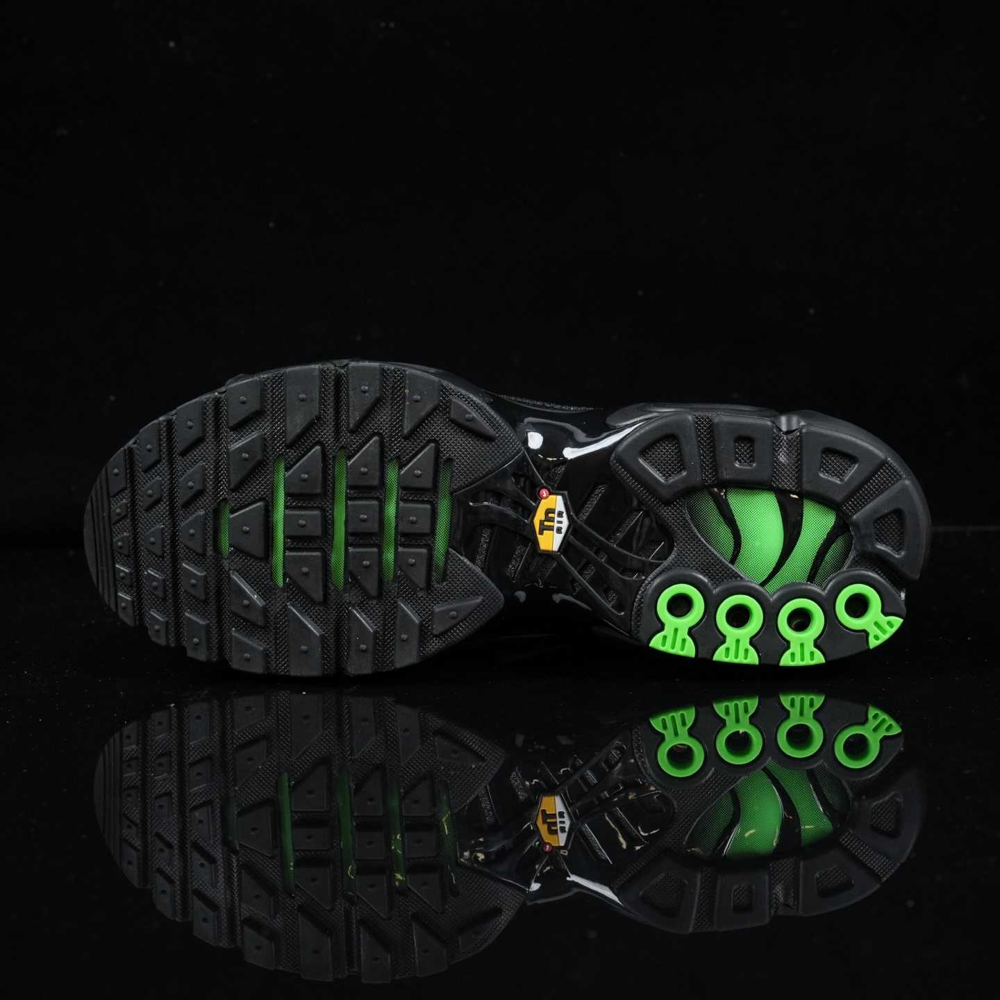 Nike Air Max Plus “Black Green Strike” Running Shoes DM0032-024 - DesignerGu