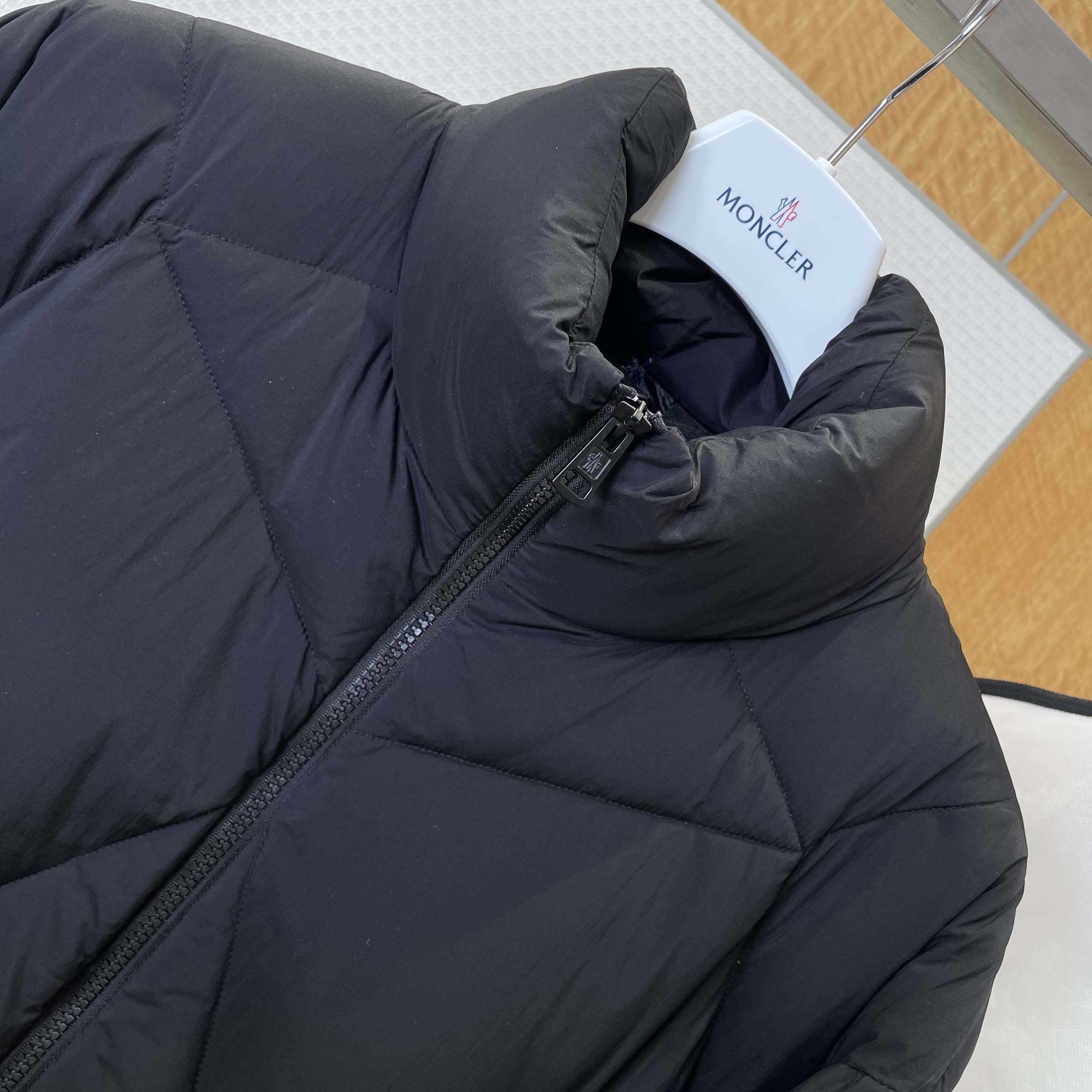 Moncler Vardar Short Down Jacket - DesignerGu